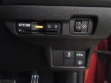 ETC付。パーキングセンサーや横滑りを防ぐVSA等のスイッチ類は運転席の右側、手の届きやすい位置にあります。
