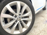 ●純正17インチアルミホイール:輸入車ならではの卓越した走りを支えるホイールと足回りです!日本車の走りに慣れている方にもぜひ体感して頂きたいほど、高いレベルでまとまっています!
