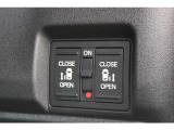 リアは両側パワースライドドアで、開閉には運転席のスイッチ、またはスライドドアのドアハンドルを少し引くだけで自動開閉します。