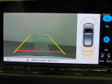 ギアをリバースに入れると車両後方の映像を映し出します。画面にはガイドラインが表示され、車庫入れや縦列駐車などの際に安全確認をサポートします。