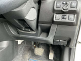 駐車ブレーキは手動式です