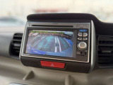 バックモニター付き。駐車の際のサポートとなり、必須アイテムのひとつですよね。それでも、バックする際は必ずご自身の目で確認をしてください。