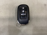 スマートキーを装備しています。鍵を差し込むことなくドアロックの開け閉めと、スタートボタン操作でのエンジンスタートができます。ボタン操作でトランクが開けられる電動テールゲートのボタンもついています。