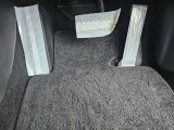 【オルガン式アクセルペダル】かかとを支点として足首とペダルの動きが一致するため、スムーズで正確な操作が可能です。ペダル反力を足の重さで支える事ができるため長時間の運転でも足が疲れにくくなります。