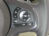【レーダークルーズコントロール】(全車速追従機能付)付きです。車速に応じて追従支援してくれるので、ロングドライブも快適です。詳細は販売店スタッフまでおたずねください。