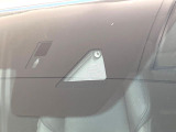 【スマートブレーキサポート】走行中に前方の車両等を認識し、衝突しそうな時は警報とブレーキで衝突回避と被害軽減をアシスト。より安全にドライブをお楽しみいただけます。