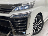 【三眼LEDヘッドライト】スタイリッシュな見た目の三眼LEDヘッドライトを装備♪スタイルだけでなく、夜間の走行も視界良好で安心してお乗りいただけます。