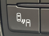 【ブラインドスポットモニタリング】走行中、ドアミラーの死角になりやすい箇所に後続車が接近するとサイドミラー付近に警告を表示、ドライバーに注意喚起をしてくれます。