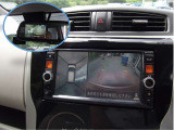 上から見下ろす感覚で駐車する事が出来るアラウンドビューモニター装備。映像はナビ画面かルームミラーに映ります。