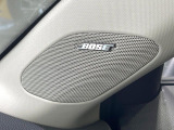 【BOSEサウンドシステム】メーカーオプションの高品位サウンドシステムを搭載。専用のチューニングが施された大小様々なスピーカーから良質なサウンドが奏でられ、臨場感あふれる音響空間を演出します。