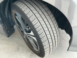 足元を引き締める17インチタイヤと純正アルミホイールを装備、タイヤサイズは215/50R17
