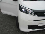 『LEDヘッドライト』通常のハロゲンライトに対して発光部分の発熱を抑えることで省電力につながる技術です。デザイン性も自由度が高いため、今後クルマのヘッドライトはLEDが主流になります☆