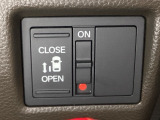 左側電動スライドドアは運転席からでも操作ができるように、ハンドル付近に開閉の操作スイッチが付いています。