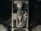 CVT車のセレクトレバーです。低速から高速まで、変速ショックのないスムーズな走りと、エンジン効率のよい領域を維持して燃費にも貢献します。
