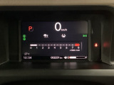 デジタル表示のスピードメーターとタコメーター、燃費やオドメーターなどの表示の他に、ホンダセンシング機能などの表示もできる多機能なマルチインフォメーション・ディスプレイです。