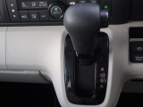 インパネシフトだから視線の移動も少なく足元もスッキリ♪運転席もゆったりしているのでゆとりを持ってドライブできますね!