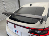 【テールゲートスポイラー(カーボン) 】スポーツカーらしさがグッと引き立つ大型リヤスポイラーを装着♪高速走行時のスタビリティ(走行安定性)向上に役立ちます。