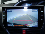 バックガイドモニター付き。車両後方の映像をナビ画面に表示し、駐車などの後退操作をサポートします。