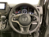 ハンドルにHondaセンシング系のクルーズコントロールやレーンキープアシストなどのスイッチと、オーディオの操作スイッチが装備されています。ハンドルから手を離さず安全に操作できます。