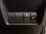 ハンドルの右側にはヘットライトリベライザーとHondaセンシング用のVSA解除スイッチなどがついています。ヘッドライトリベライザーは道路状況や積荷の加重に応じてライトの高さを調節できます。