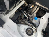エンジンルームの画像です。運転席の椅子を開けることで確認することが可能です。