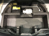パンク修理キットより手前に収納スペースあります。何か見えなくしておきたいお荷物などがある時に大変便利です。