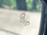 【ブラインドスポットインフォメーション】走行中、ドアミラーの死角になりやすい箇所に後続車が接近するとサイドミラー付近に警告を表示、ドライバーに注意喚起をしてくれます。