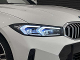 アダプティブLEDヘッドライトはステアリングを切った方向を照らします。