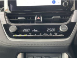 デュアルオートエアコン付きです。運転席・助手席でそれぞれ吹き出す風の温度や風量など自動調整してくれます。