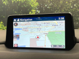 【8インチマツダコネクト】車内の雰囲気にマッチした大型のディスプレイ。スマホ接続でのナビ使用やBluetooth再生等、様々な機能が楽しめます。直感的なダイヤル操作が可能で、使い勝手も良好です。