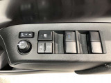 パワーウィンドのスイッチです。運転席に座りながら、助手席や後席の窓を開け閉めできるので大変便利ですよ。