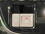 指先だけで簡単に操作が可能な電動パーキングブレーキを採用。「HOLD」スイッチを押すと、渋滞や信号待ちなどでブレーキペダルから足を離しても、ブレーキを保持するので安心です