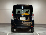 前方に車両や壁などの障害物がある場合、クルマが誤操作を察知して、衝突を未然に防ぎます。
