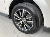 タイヤサイズは225/60R18!残り溝は5ミリ程度!純正アルミホイール!ホイール表面にすり傷あり。(右フロントタイヤ)