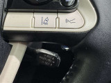 クルーズコントロール機能が付いています。 速度を設定するとアクセルを踏まなくても一定の速度で走ることができます。  高速道路ではとても便利な装置なんです。