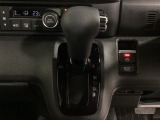 CVT車のセレクトレバーです。低速から高速まで、変速ショックのないスムーズな走りと、エンジン効率のよい領域を維持して燃費にも貢献します。サイドブレーキはスイッチ操作の電子制御パーキングブレーキです。