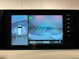 アラウンドビューモニターは真上から見下ろした様に車の周囲を表示することで、駐車時の安全性と利便性を高めます。