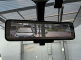 スマートルームミラーは、車両後方に設置されたカメラの映像を、ルームミラーに映し出すことで、死角をなくし、安全性を向上させることができます。また、夜間や雨天時でも、クリアな映像を映し出すことができます。