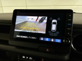 リバースギアに入れるだけで後方の表示へ切り替わります。夜間や雨の日の駐車も楽になりますよ。