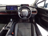 革巻きステアリングで快適な操作性の運転席です。
