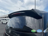 リアまわりのデザインや車両全体の雰囲気を把握できる、車両後方から撮影した写真です。外観の印象やバランス確認にご活用いただけます。