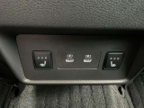 後席用USBです。リヤシートヒーターもあります。