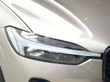 【LEDヘッドライト】明るく眩しいハイビームを先行車や対向車に照射しないオートハイビームを備えたLEDヘッドライト。北欧神話に登場するトールハンマーをモチーフにした、一目でボルボとわかるデザイン。