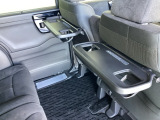 折りたたみ式のシートバックテーブルは限られた空間を有効活用。車内の家族時間をもっと快適に。休憩時のちょっとした小物置に使える、前席背面の格納式テーブルが付いています。