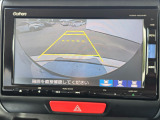 駐車時の安全確認をサポートするバックカメラも使用できます。インターナビで様々な情報を得ることもできます。