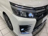 【LEDヘッドライト】悪天候や夜間走行時も良好な視界を確保し安心して運転できる高輝度LEDヘッドライトを装備!点灯速度が早く、消費電力も抑えられています。