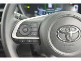 ステアリングスイッチ付き。前方から目を離すことなく操作することが可能です。