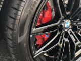 Mスポーツ・ブレーキ! Mのロゴがあしらわれた赤色のMスポーツ・ブレーキはダイナミックなパフォーマンスに相応しい、優れた制動力を発揮します。