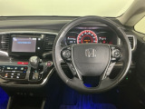 【ハンドル】運転にかかわる様々な操作を安全に行えるように視点移動が少なく操作性に配慮されたスイッチ類が凝縮されたコックピットです。