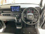 【前方視界】開放的な前方視界!運転がしやすく疲れにくいです♪窓が大きく、見通しがとっても良いおクルマですよ♪